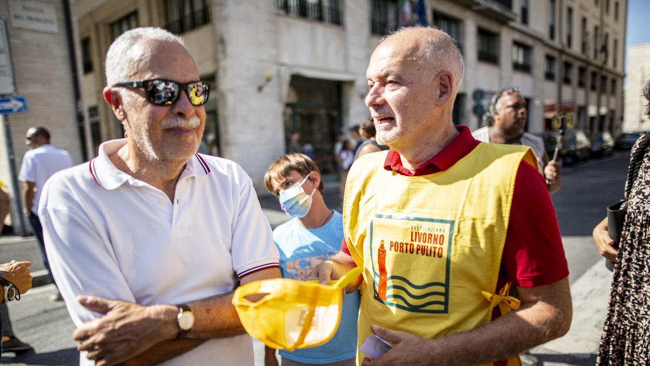 Gli attivisti durante il flash mob (foto Stefanini/Silvi)