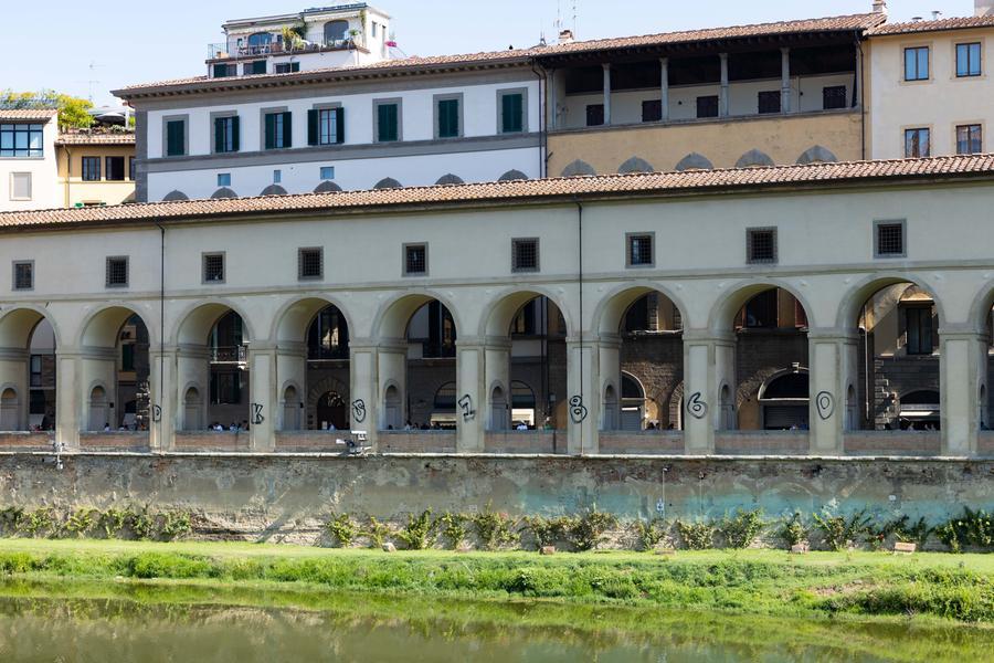 Corridoio Vasariano imbrattato, esplode il caso vigilanza armata