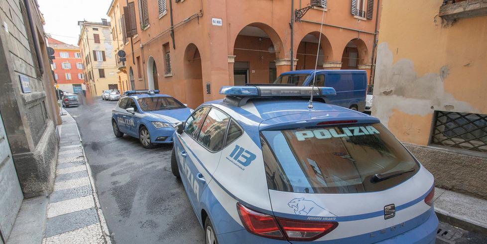 Modena, in centro col coltello a 15 anni 