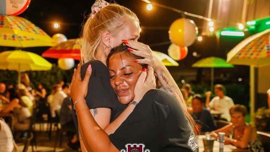 Prato, torna al lavoro la barista fatta sfregiare dall’ex: «Le cicatrici guariscono, ho paura dei passi alle spalle»