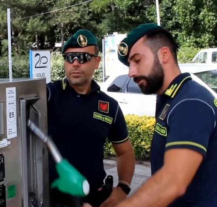 Caro-benzina, la vergogna corre in autostrada: 2,8 euro al litro