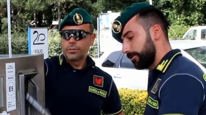 Caro-benzina, la vergogna corre in autostrada: 2,8 euro al litro