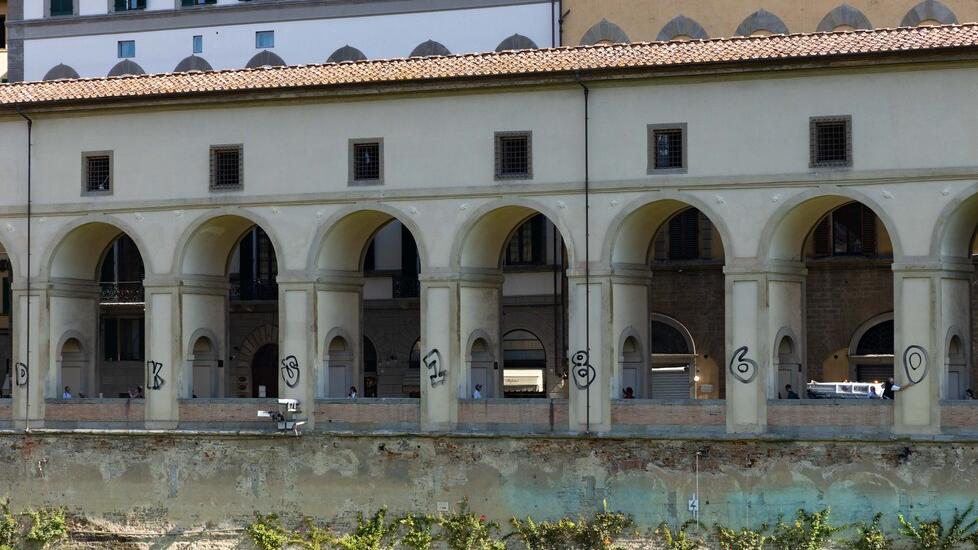 Corridoio Vasariano imbrattato, vigilanza armata agli Uffizi: scontro Nardella-ministro