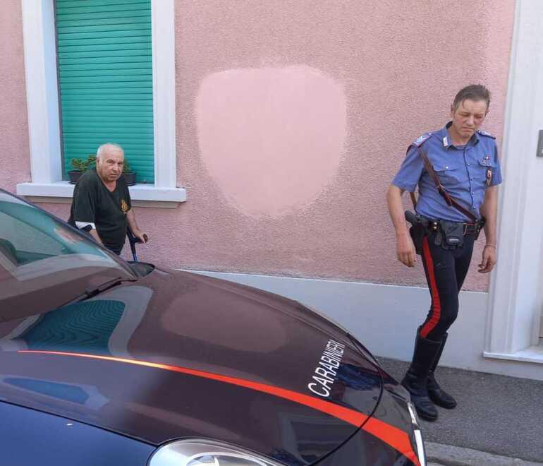 Prato, spara alla vicina ma la pistola s’inceppa: cosa ha scatenato la follia di un pensionato
