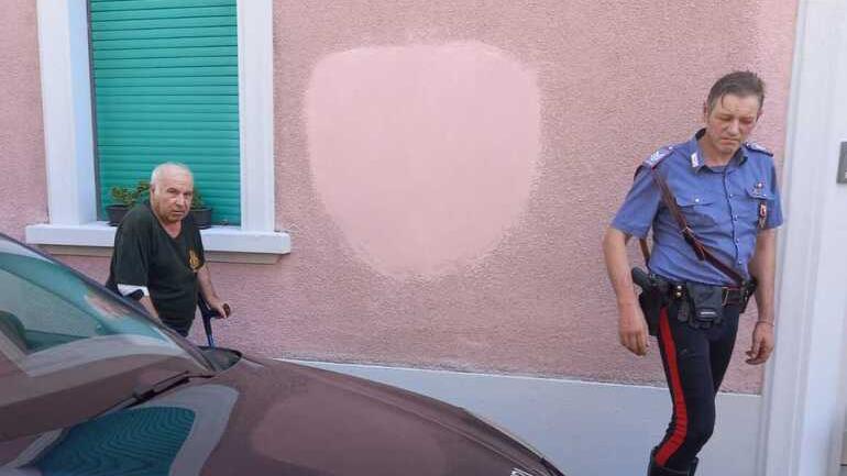 Prato, spara alla vicina ma la pistola s’inceppa: cosa ha scatenato la follia di un pensionato