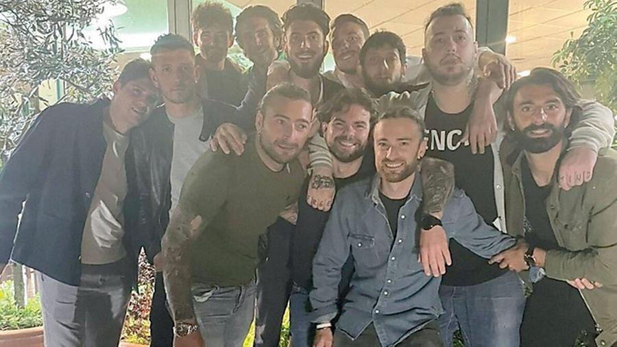 
	Una foto di Luca insieme al gruppo dei suoi amici

