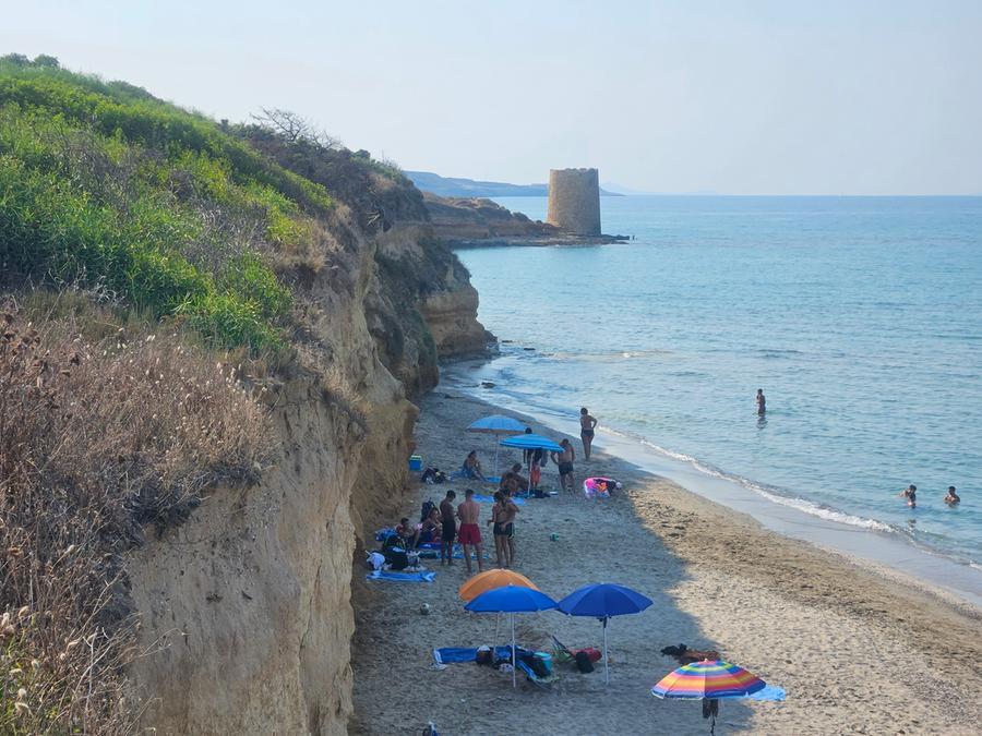 Abbacurrente, la costa è interdetta ma in spiaggia ci sono i bagnanti