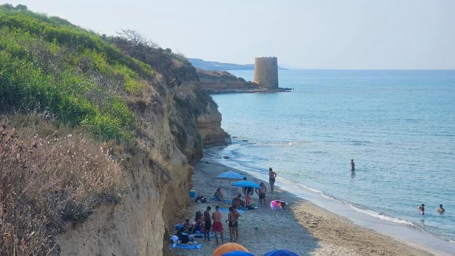 Abbacurrente, la costa è interdetta ma in spiaggia ci sono i bagnanti