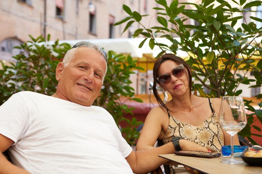 Ferraresi alle prese con vacanze e inflazione: «Cari ristoranti, aerei e autostrade»