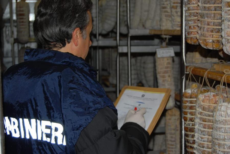 Carloforte, il magazzino del supermercato era abusivo: sequestrato