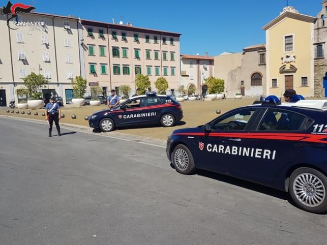 Livorno, passeggia in via Marradi con tronchesi e chiavi inglesi: denunciato