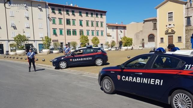 Livorno, passeggia in via Marradi con tronchesi e chiavi inglesi: denunciato