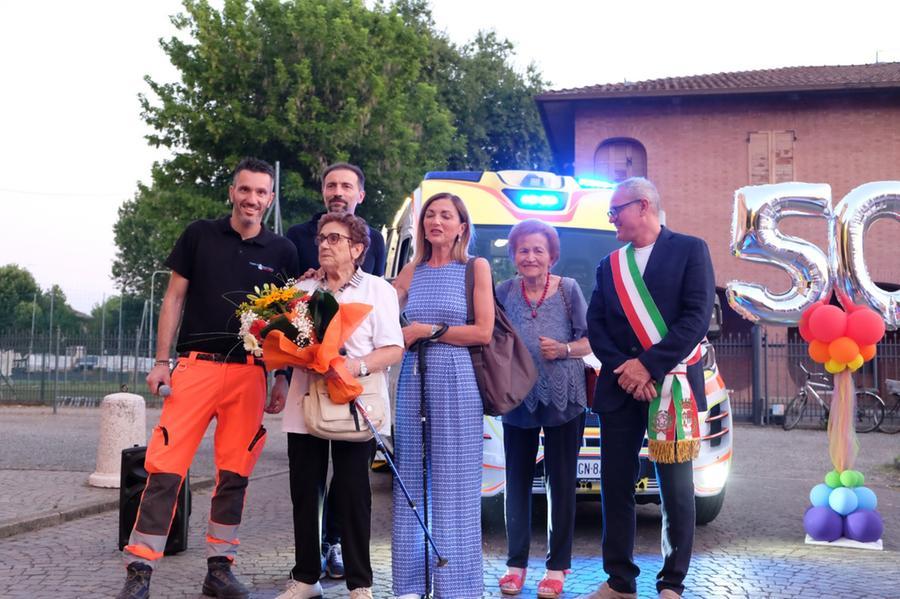 L’amore tra Edda e Franco porta in dono un’ambulanza