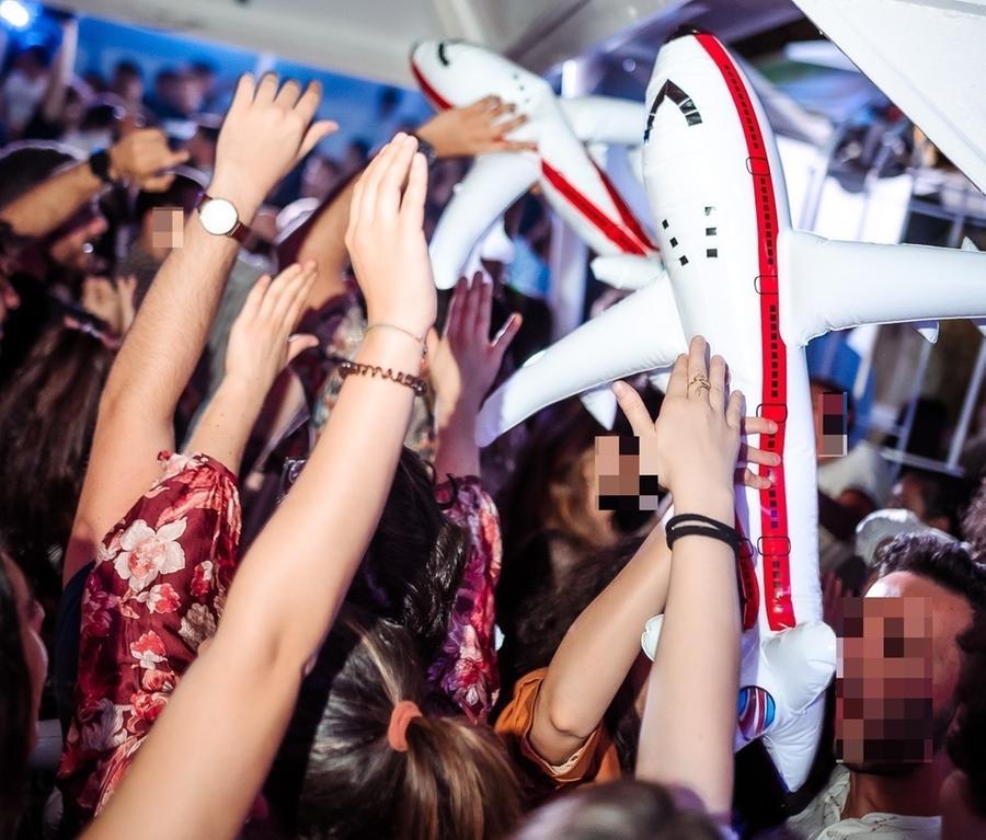 Cartelli sessisti alla festa in un locale a Firenze: la discoteca prende le distanze