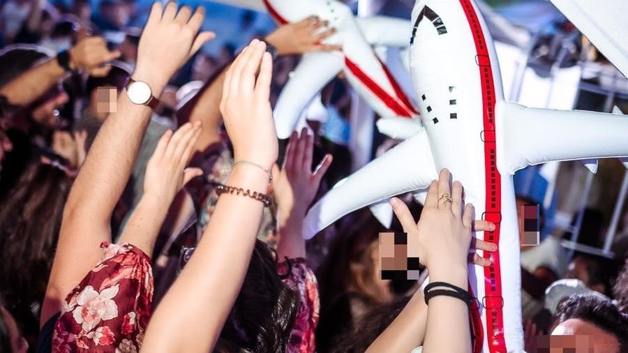 Cartelli sessisti alla festa in un locale a Firenze: la discoteca prende le distanze