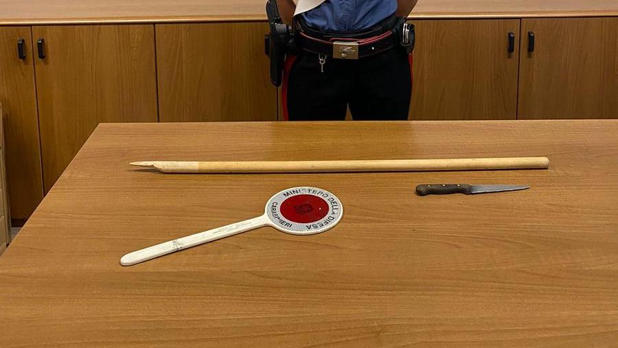 Con coltello e bastone padre e figlia si minacciano per un parcheggio