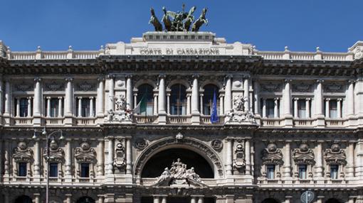La Cassazione: «Le allusioni a sfondo sessuale a una collega giustificano il licenziamento». Il caso un bar della Toscana