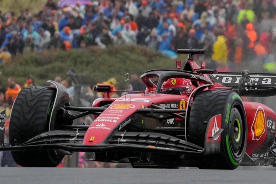 Verstappen in pole, Leclerc a muro