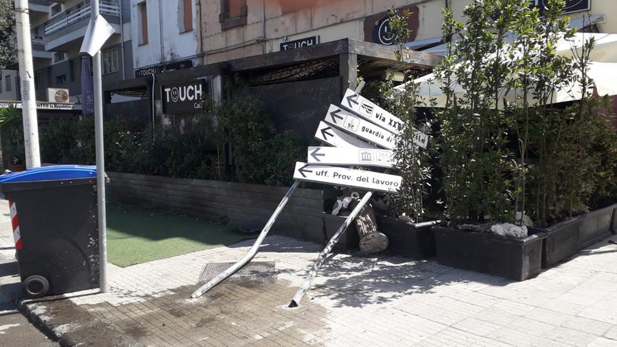 Auto pirata contro i cartelli stradali tragedia sfiorata al Touch cafè di Sassari