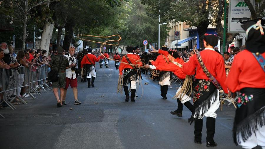 
	La sfilata delle maschere tradizionali (foto Massimo Locci)

