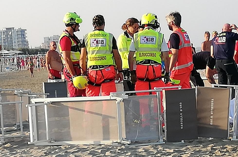 Lido Scacchi, Malore Mentre Cammina In Mare. Muore A 45 Anni Davanti ...