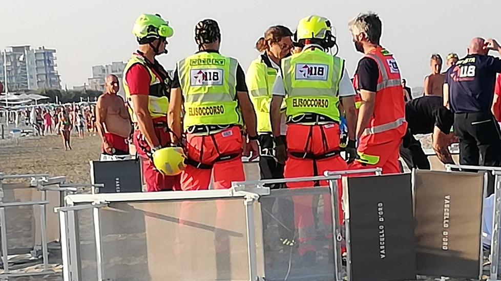 Lido Scacchi, malore mentre cammina in mare. Muore a 45 anni davanti agli occhi del compagno