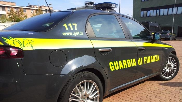 Un'auto della guardia di finanza (foto d'archivio)