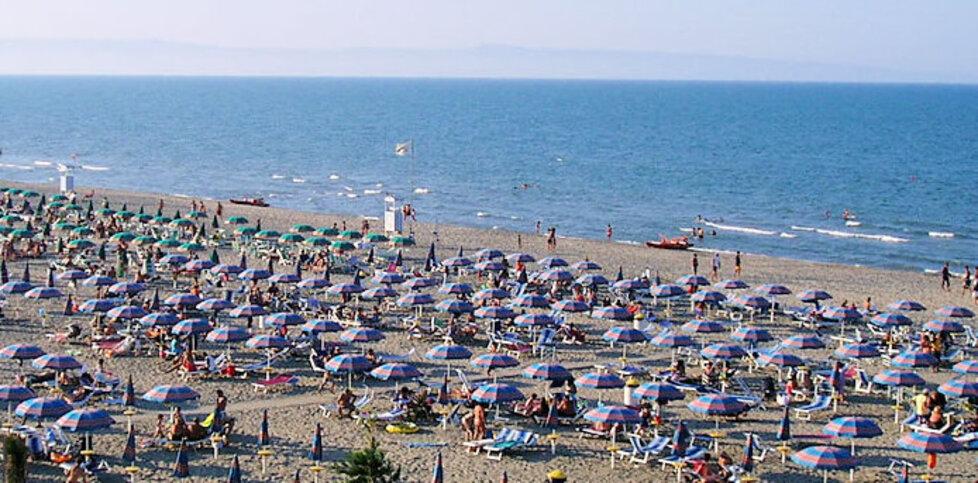 Vigile del fuoco di Carpi in vacanza salva padre e figlio in mare