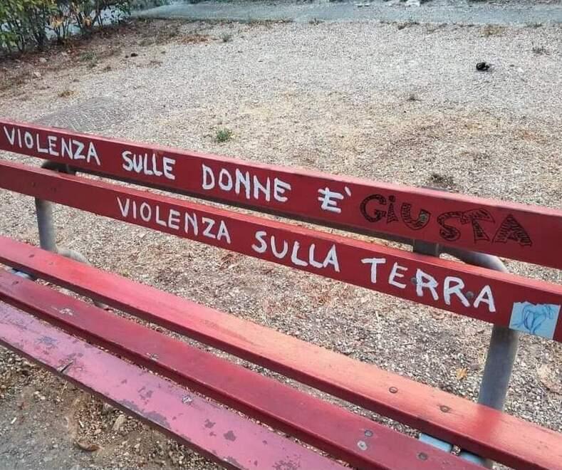 «La violenza è giusta». Certaldo, vandalizzata la panchina rossa