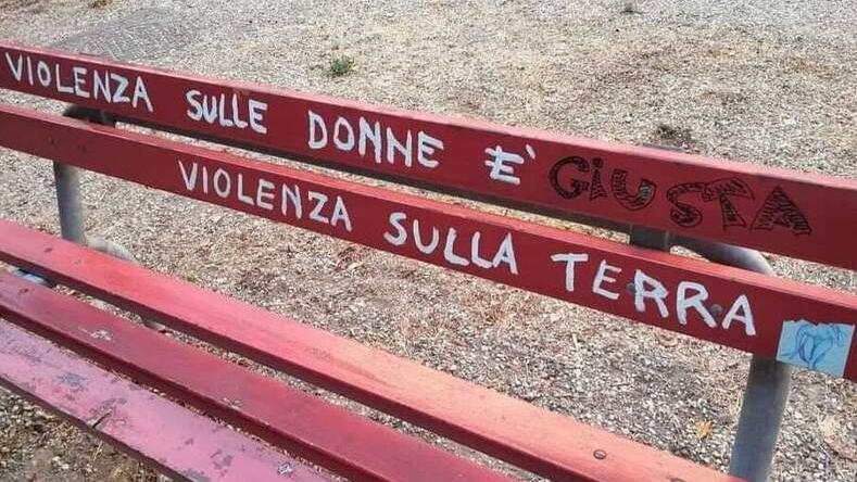«La violenza è giusta». Certaldo, vandalizzata la panchina rossa