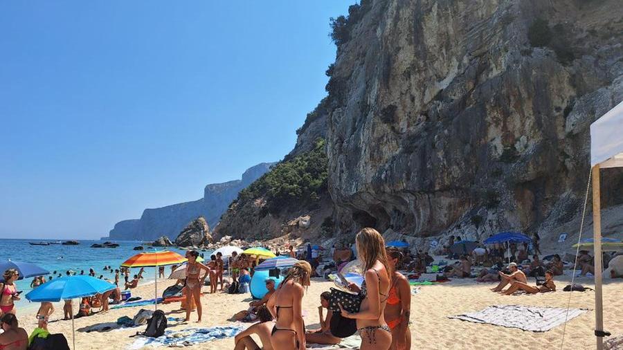 Spiagge a rischio, i cartelli di divieto e il pericolo di crolli snobbati dai bagnanti