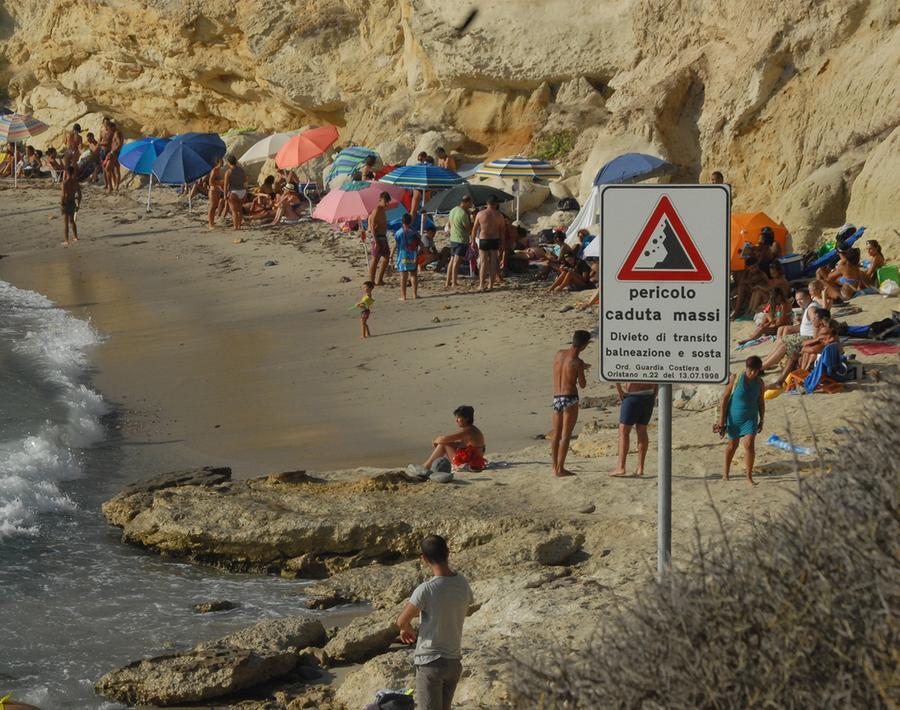 Interdette e pericolose, ma molti sfidano la sorte pur di stare in spiaggia