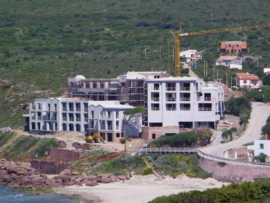 Più cemento per gli hotel costieri: opposizioni all’attacco della Giunta