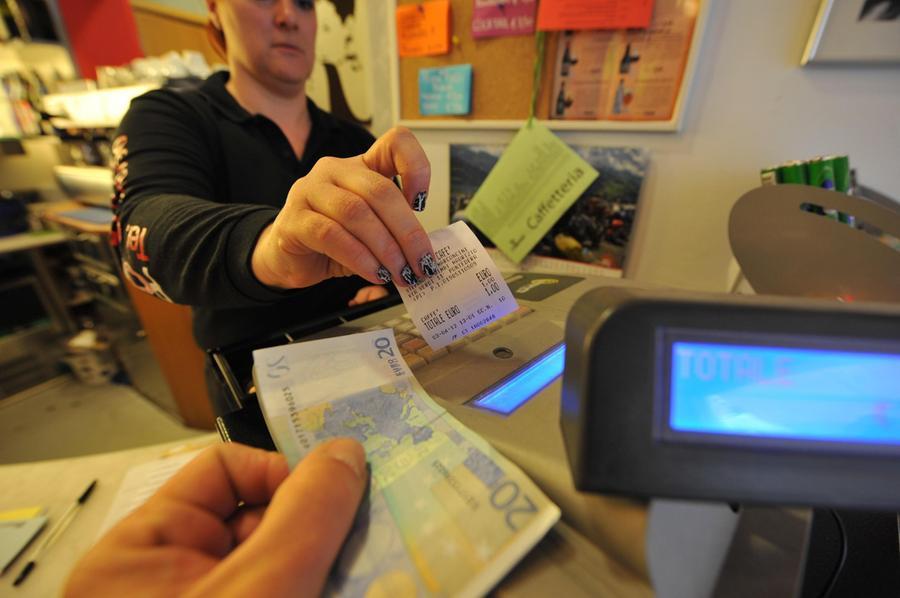 Smettiamola di flagellarci con gli scontrini