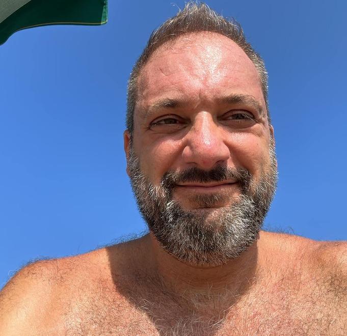 Tirrenia, l’avvocato Leonardo Cosentini rischia di annegare: salvato