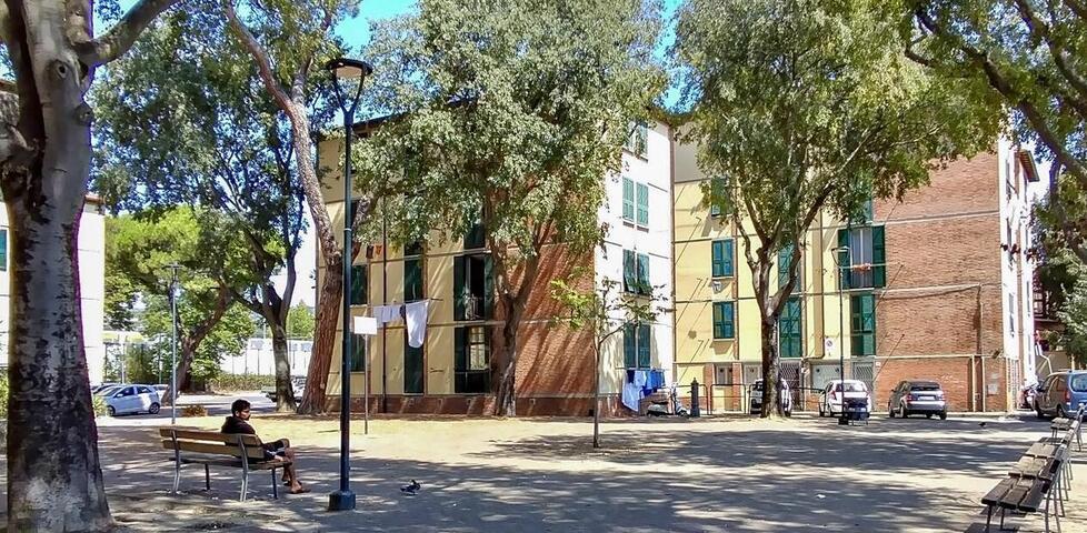 Firenze, in quattro picchiano un ragazzo e scatta la rivolta nel quartiere: la polizia contiene a fatica la rabbia dei residenti