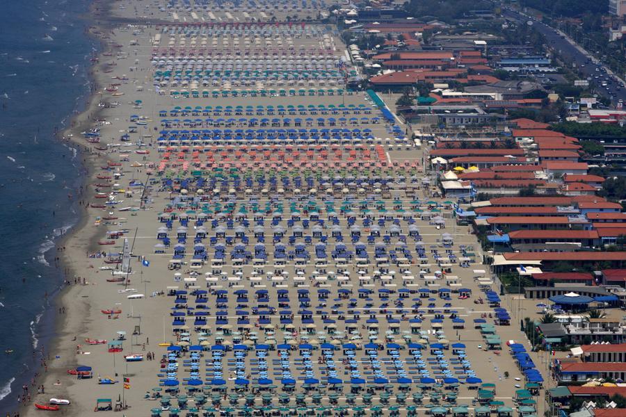 Turismo, presenze in calo in Versilia. La stoccata dei sindaci sui prezzi: «Serve qualità per far pagare un piatto di spaghetti alle arselle 32 euro»