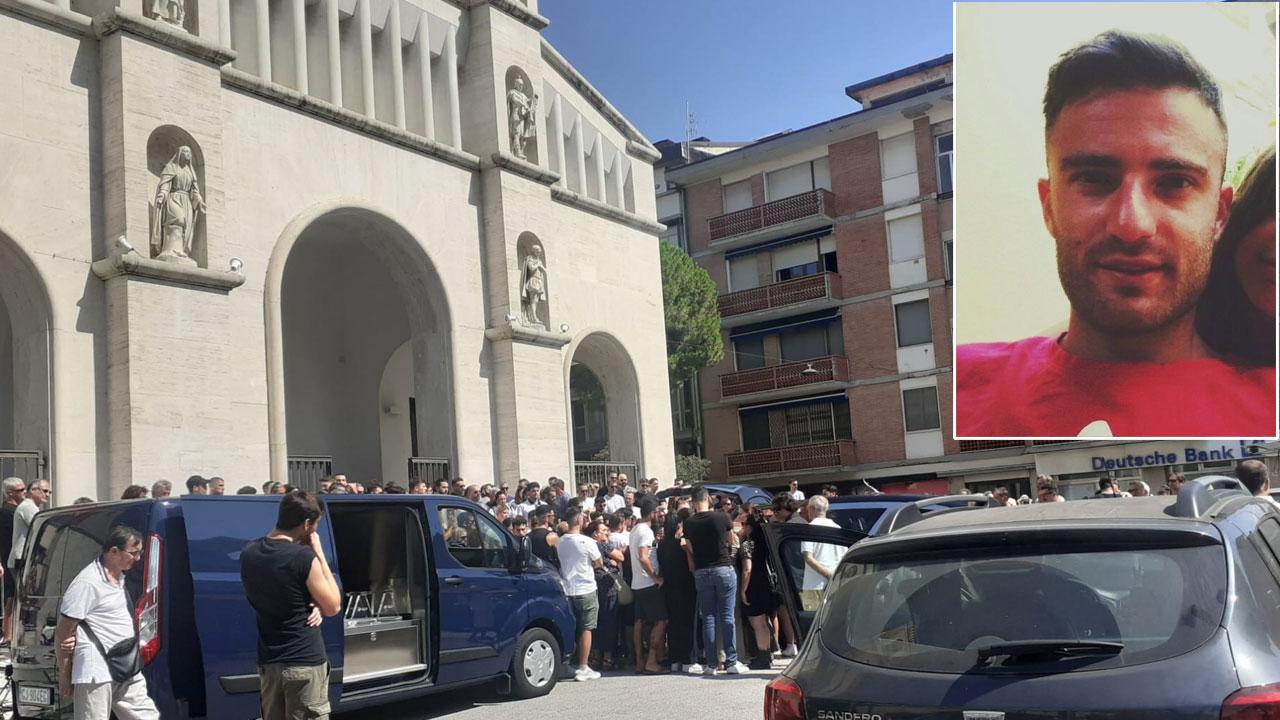 Un momento dei funerali di Gualtieri ieri
