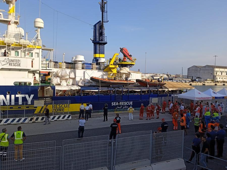 Livorno, la Humanity 1 in porto: a bordo 57 migranti
