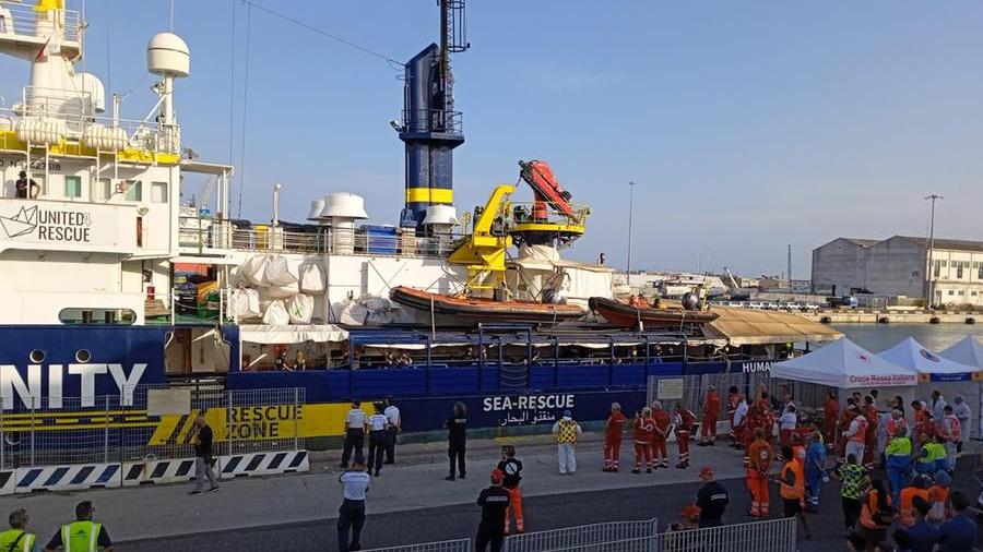 Livorno, la Humanity 1 in porto: a bordo 57 migranti