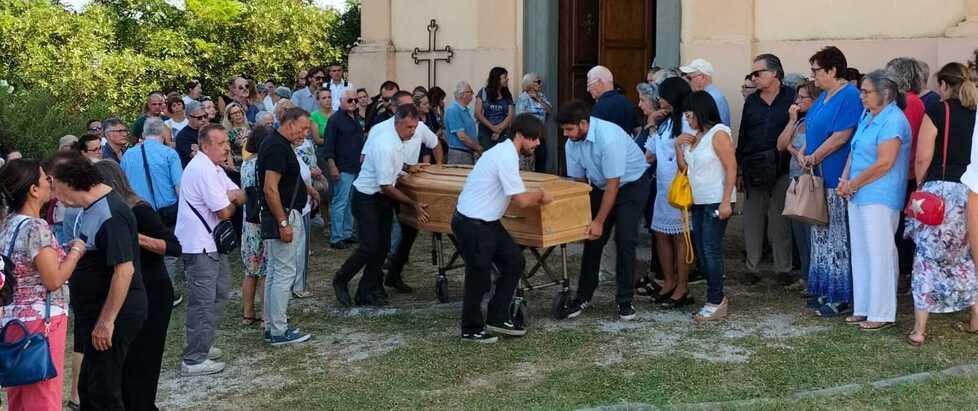 L’uscita della bara dalla chiesa di La Scala