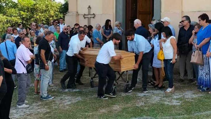 L’uscita della bara dalla chiesa di La Scala