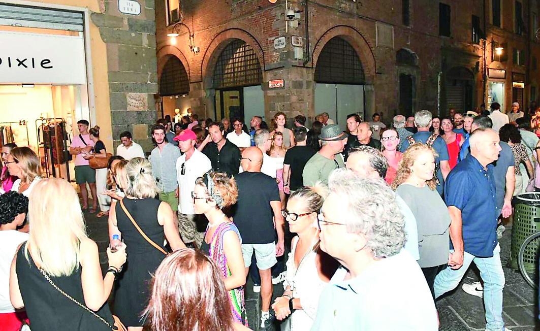 La folla in Canto d’arco