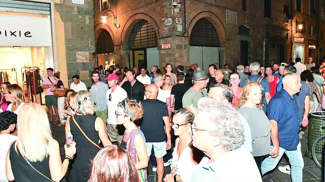 La folla in Canto d’arco