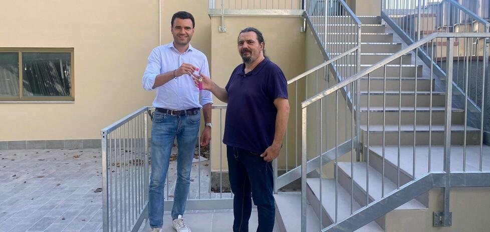 La consegna delle chiavi dell’ex Ceseca da parte dell’assessore Giordano Del Chiaro a Mirko Bernardi
