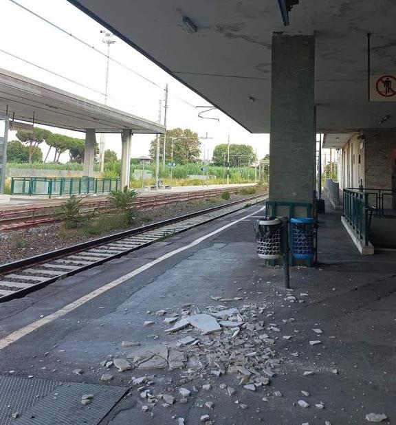 L’intonaco crollato e le condizioni della pensilina