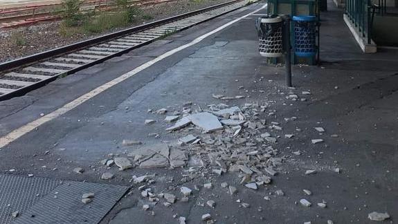 L’intonaco crollato e le condizioni della pensilina