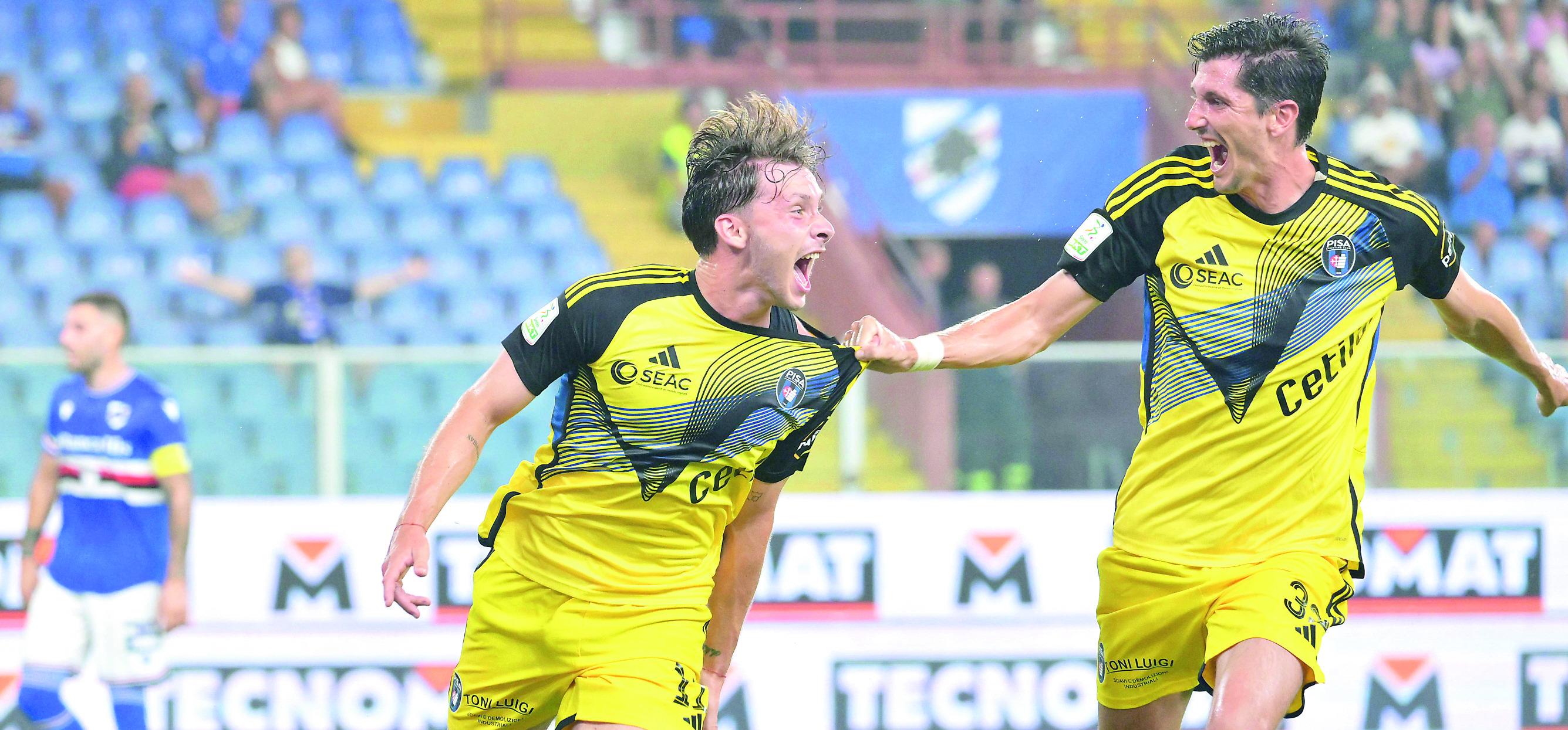 Matteo Tramoni e Moreo dopo il primo gol alla Sampdoria. Tutti e due si sono fatti male: preoccupano non poco le condizioni dell’autore della rete