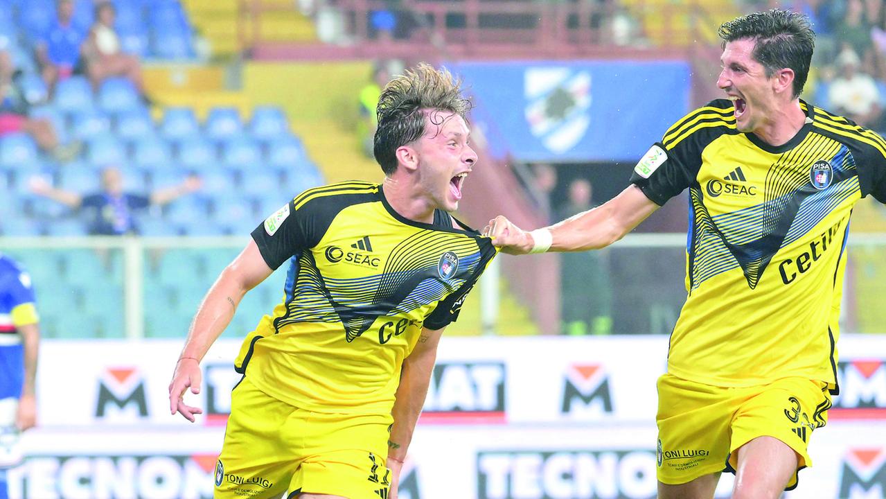 Matteo Tramoni e Moreo dopo il primo gol alla Sampdoria. Tutti e due si sono fatti male: preoccupano non poco le condizioni dell’autore della rete