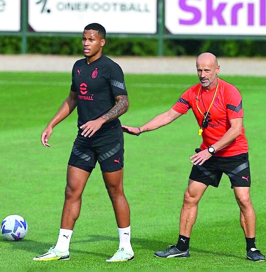 
	Aster Vranckx in campo insieme a uno dei preparatori del Belgio U21 di cui &egrave; stato capitano

